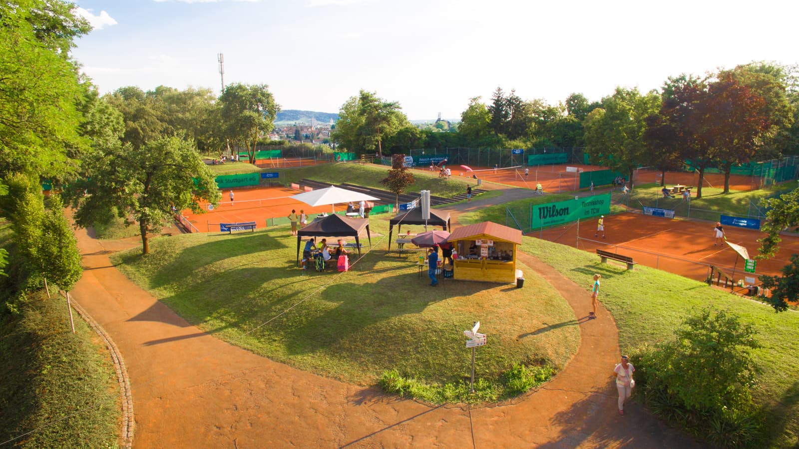 Blick von der Terrasse in Richtung Center Court.