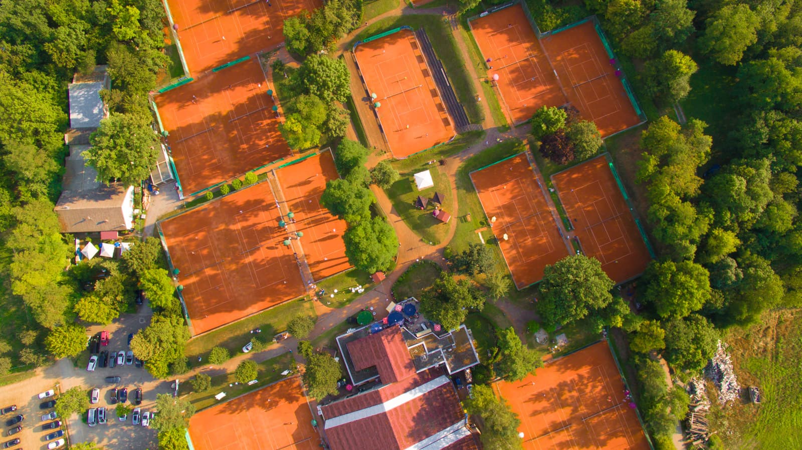 Vogelperspektive auf fast alle Freiplätze und einen Teil der Tennishalle.